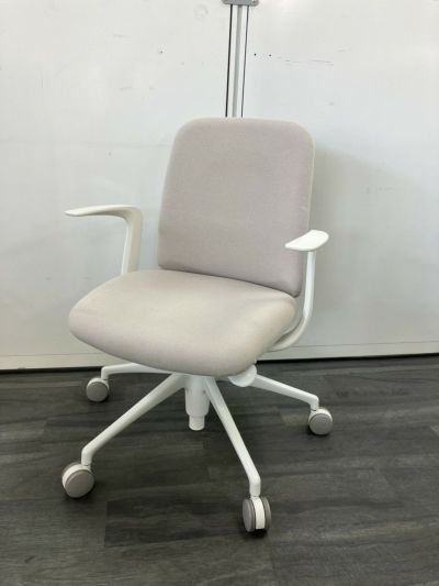 オカムラエントリー（ENTRY）チェア 固定肘付ライブスエントリーチェア 商品画像1