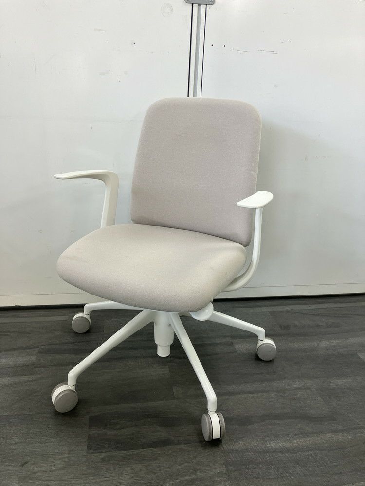 オカムラエントリー（ENTRY）チェア 固定肘付ライブスエントリーチェア 商品画像1