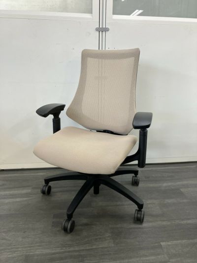 イトーキf(エフチェア)シリーズ 可動肘付エフチェア 商品画像1