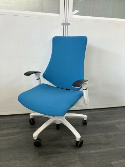 イトーキf(エフチェア)シリーズ 可動肘付エフチェア 商品画像1