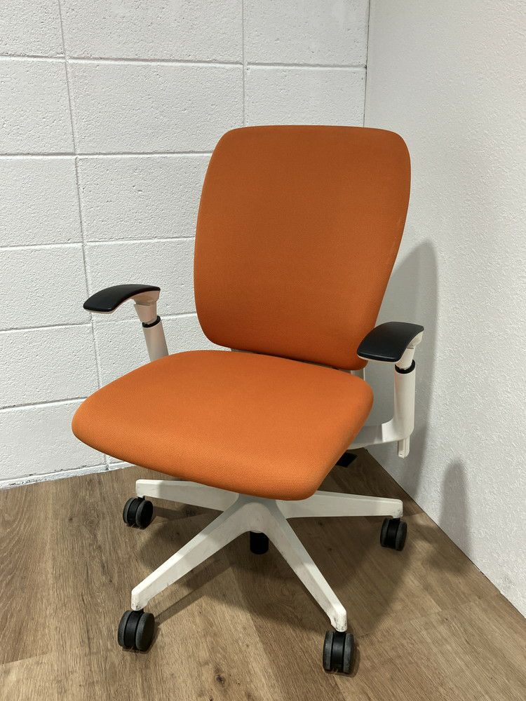 イトーキfulgo(フルゴ)チェア 可動肘付フルゴチェア 商品画像1