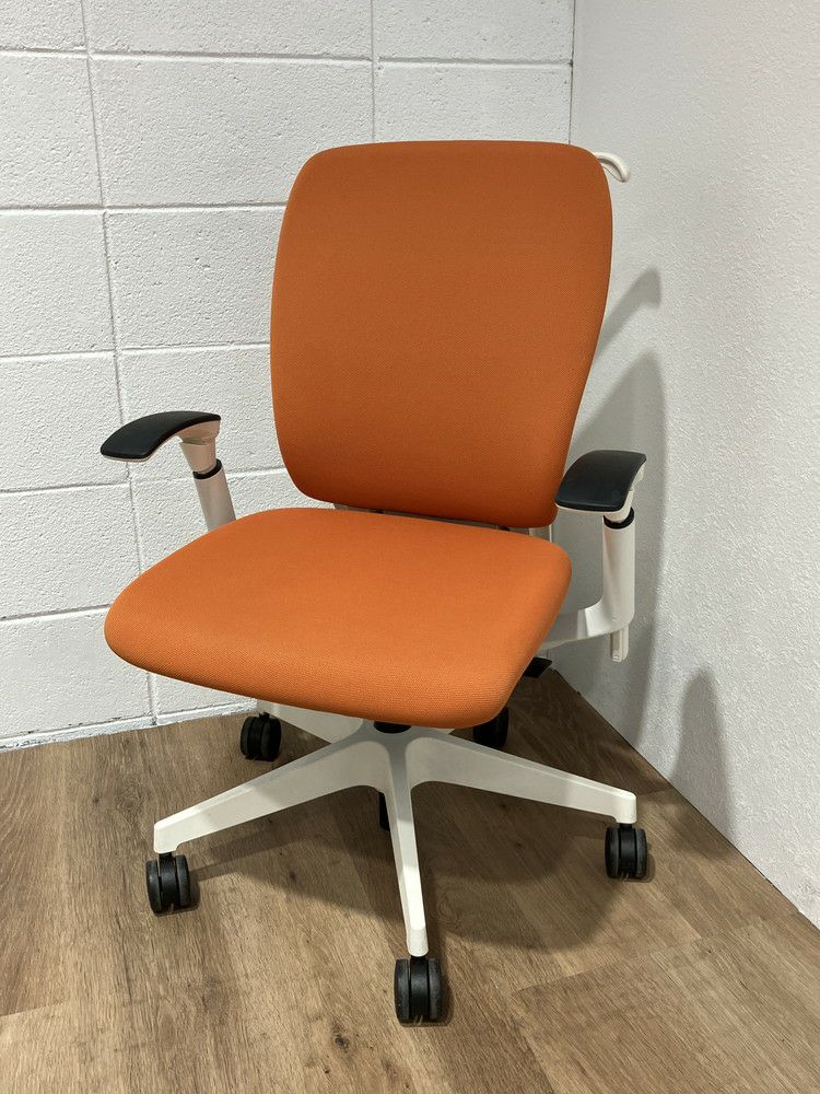 イトーキfulgo(フルゴ)チェア 可動肘付フルゴチェア 商品画像1