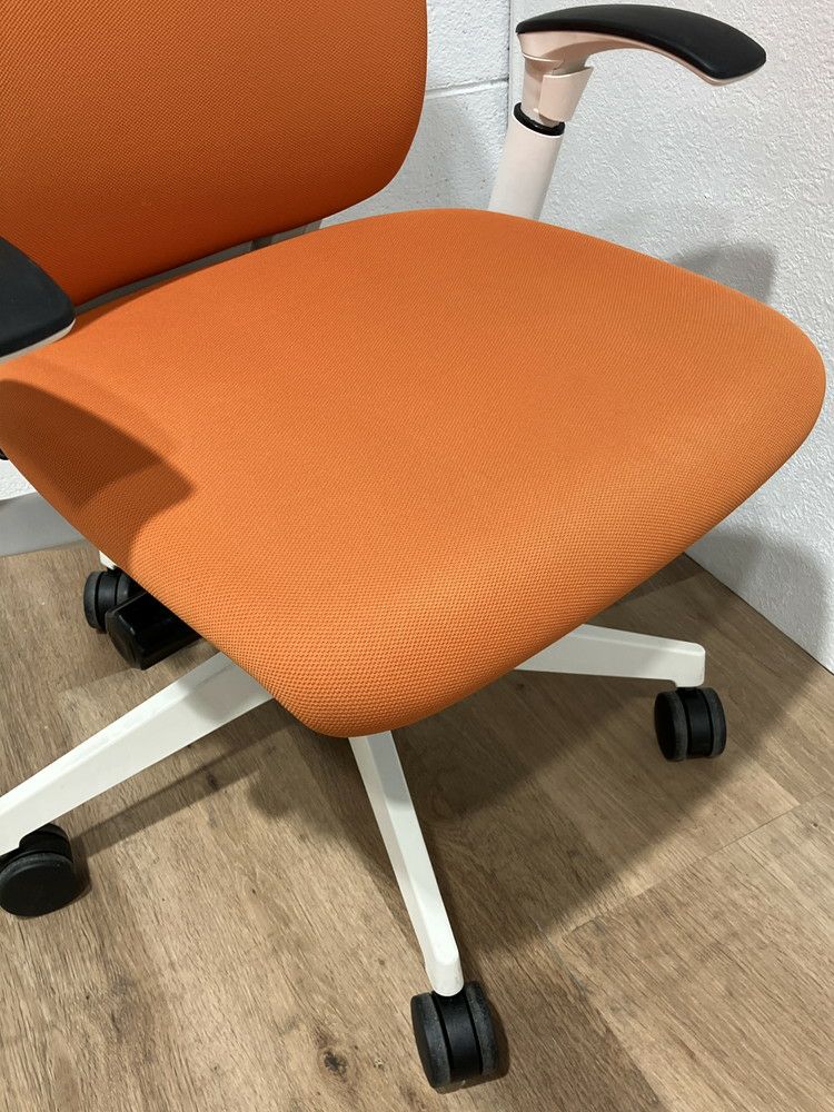 イトーキfulgo(フルゴ)チェア 可動肘付フルゴチェア 商品画像4