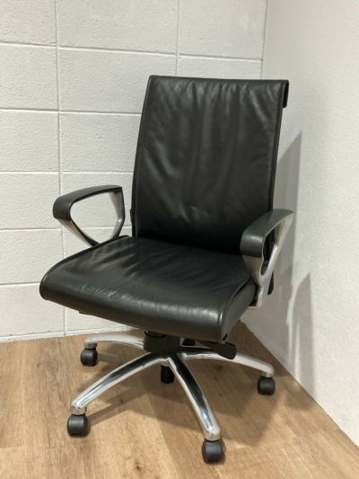 トヨスチール固定肘付役員チェア 商品画像1