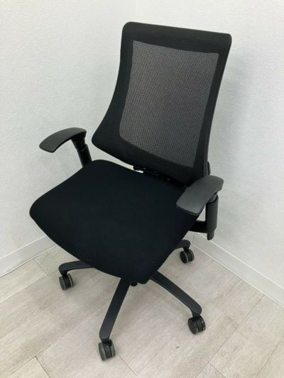 イトーキf(エフチェア)シリーズ 可動肘付エフチェア 商品画像1