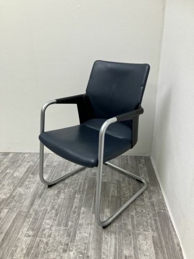 コクヨアガタVシリーズ 固定肘付アガタチェア 商品画像1