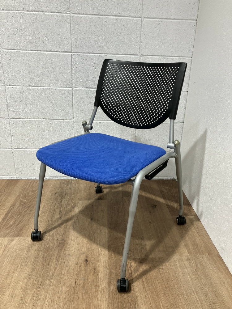 オカムラプロスタックシリーズ スタッキングチェア 商品画像1