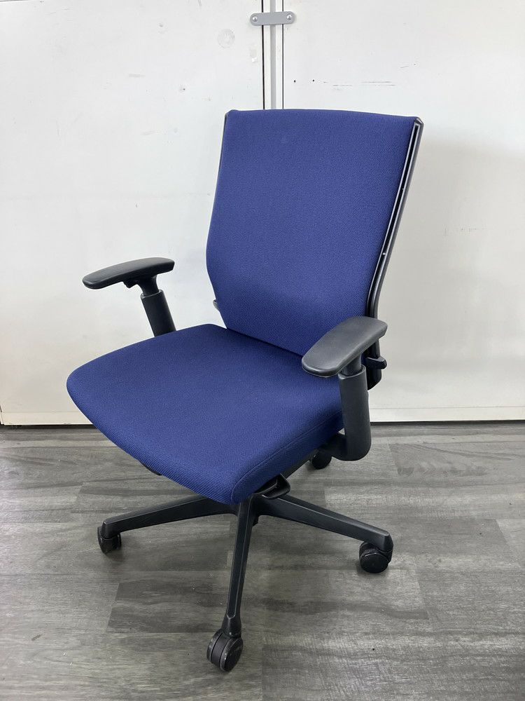 オカムラESCUDO(エスクード)チェア 可動肘付エスクードチェア 商品画像1