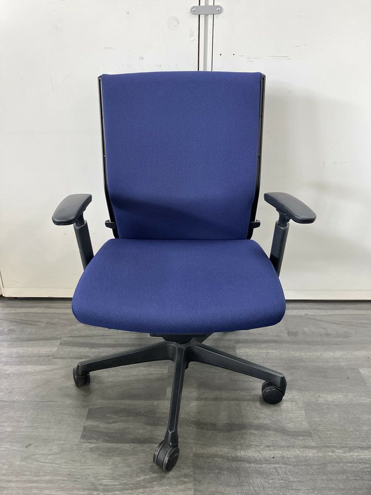 オカムラESCUDO(エスクード)チェア 可動肘付エスクードチェア 商品画像2