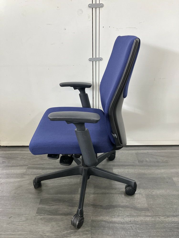 オカムラESCUDO(エスクード)チェア 可動肘付エスクードチェア 商品画像3