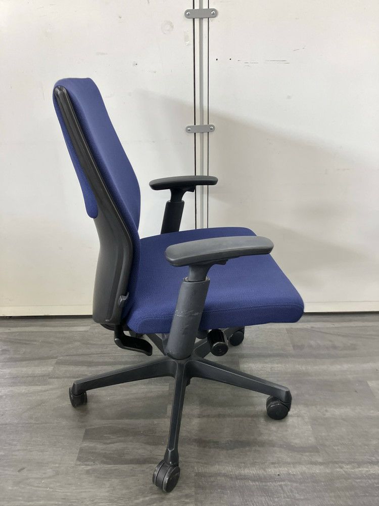 オカムラESCUDO(エスクード)チェア 可動肘付エスクードチェア 商品画像5