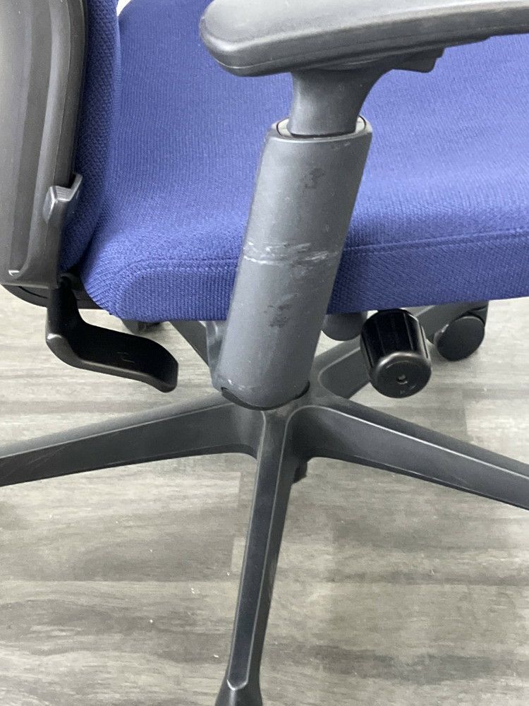 オカムラESCUDO(エスクード)チェア 可動肘付エスクードチェア 商品画像6