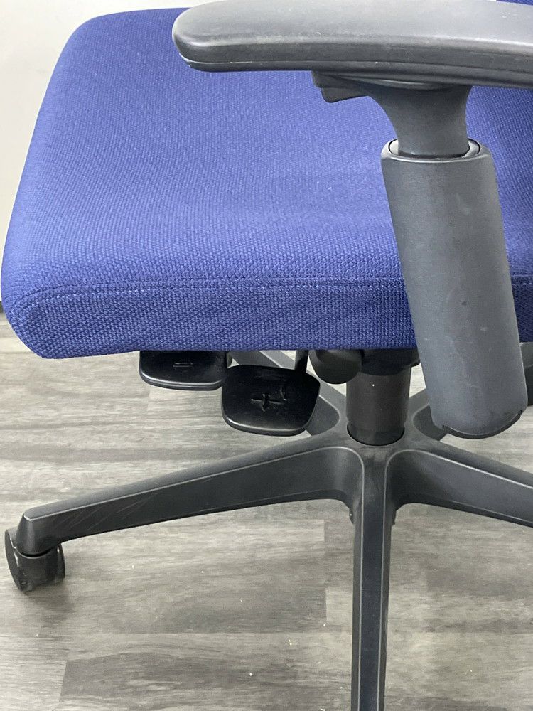 オカムラESCUDO(エスクード)チェア 可動肘付エスクードチェア 商品画像7