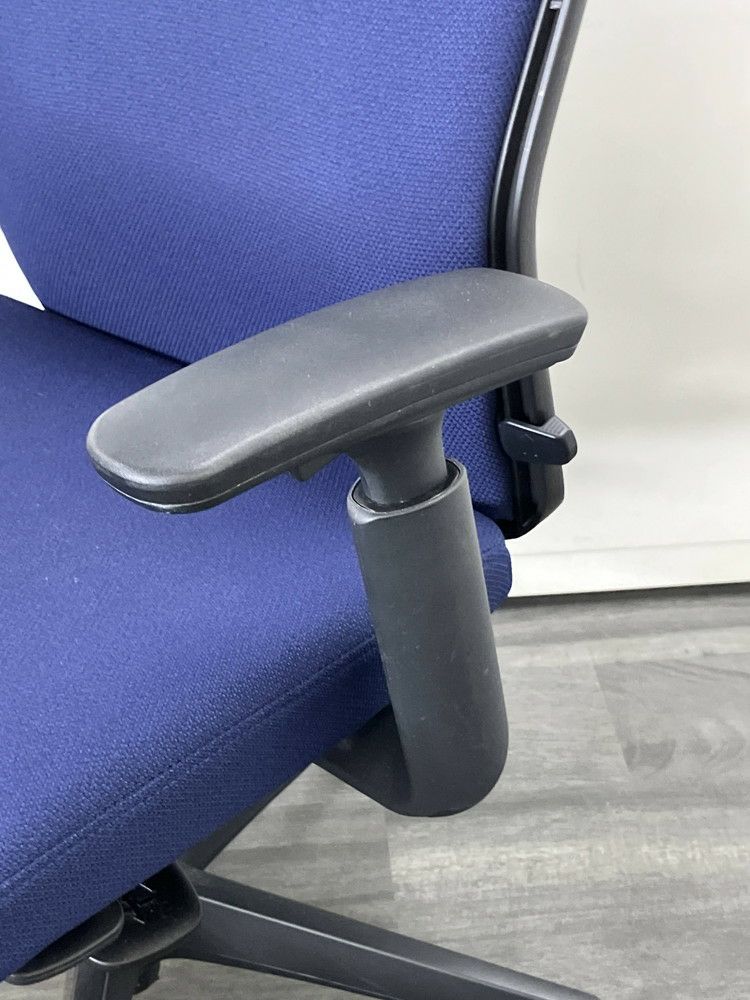 オカムラESCUDO(エスクード)チェア 可動肘付エスクードチェア 商品画像11