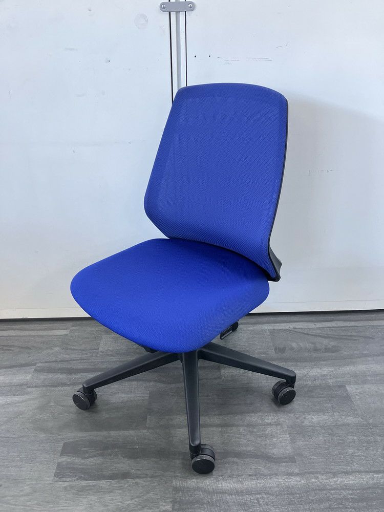 展示品・2023年製】内田洋行 ニンバス ハイチェア 可動肘 ブラック まとい 