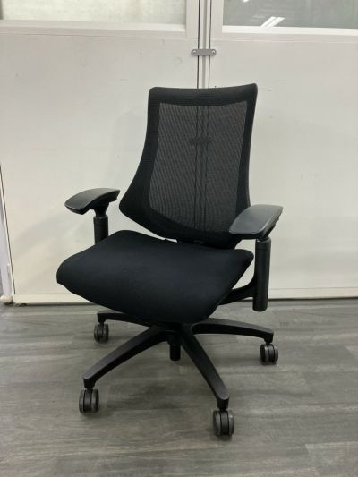 イトーキf(エフチェア)シリーズ 可動肘付エフチェア 商品画像1