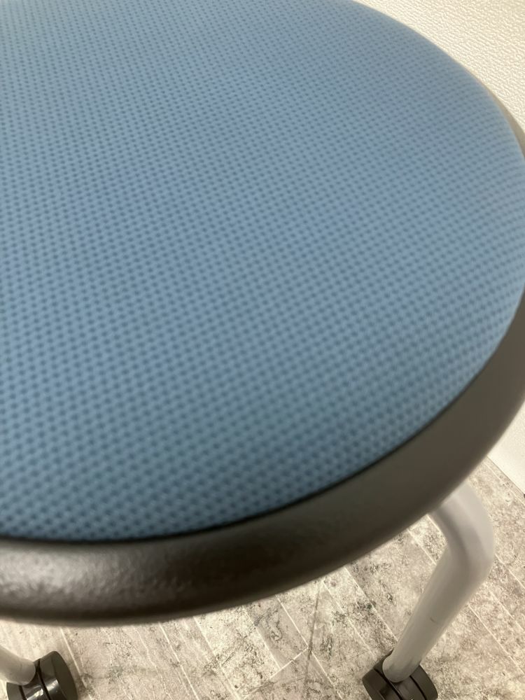 オカムラキャスター付丸イス 商品画像4