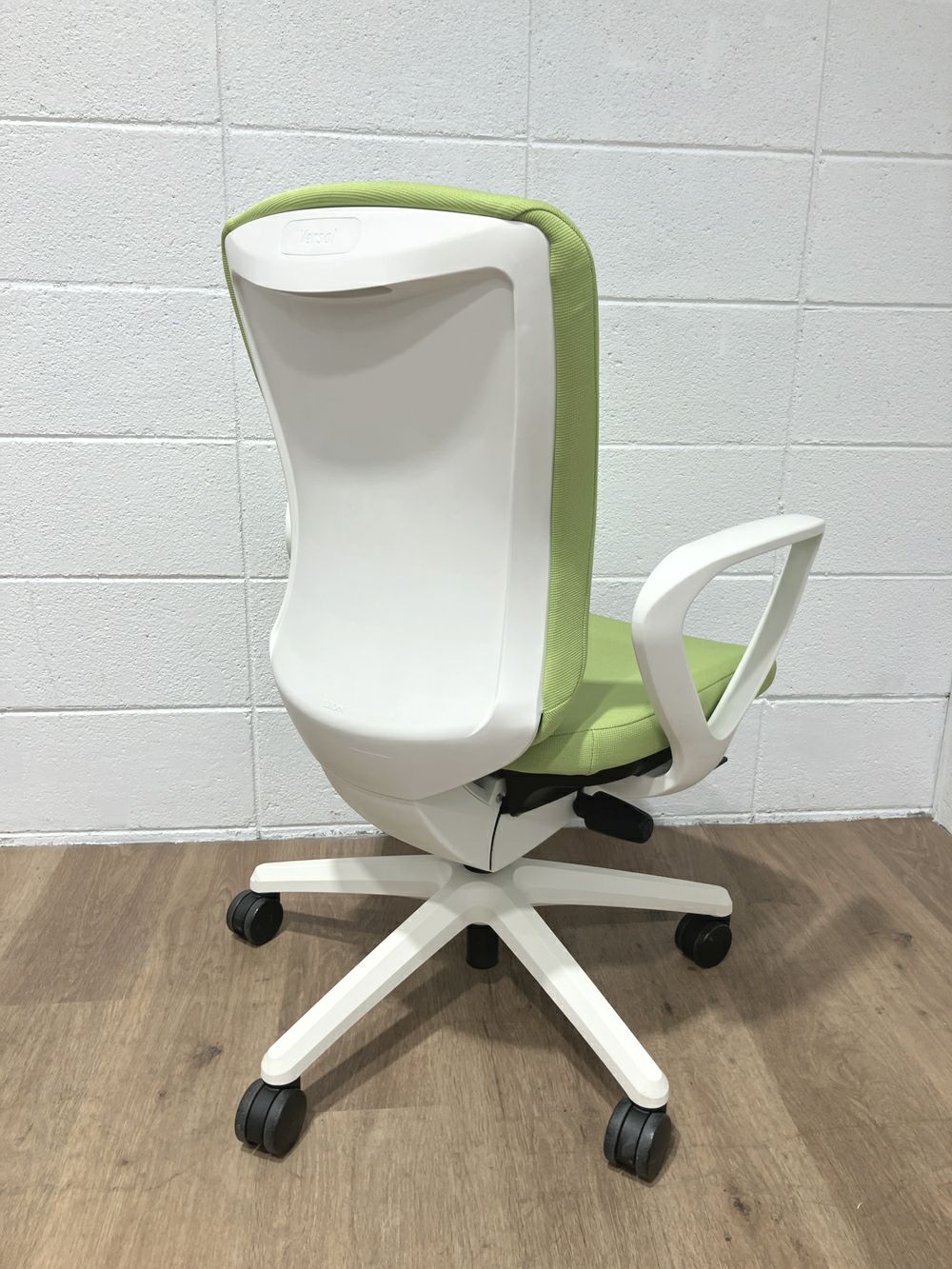 ライオン固定肘付バーサルチェア 商品画像2