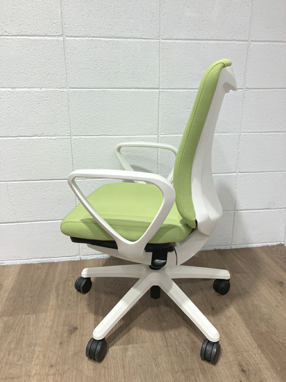 ライオン固定肘付バーサルチェア 商品画像3