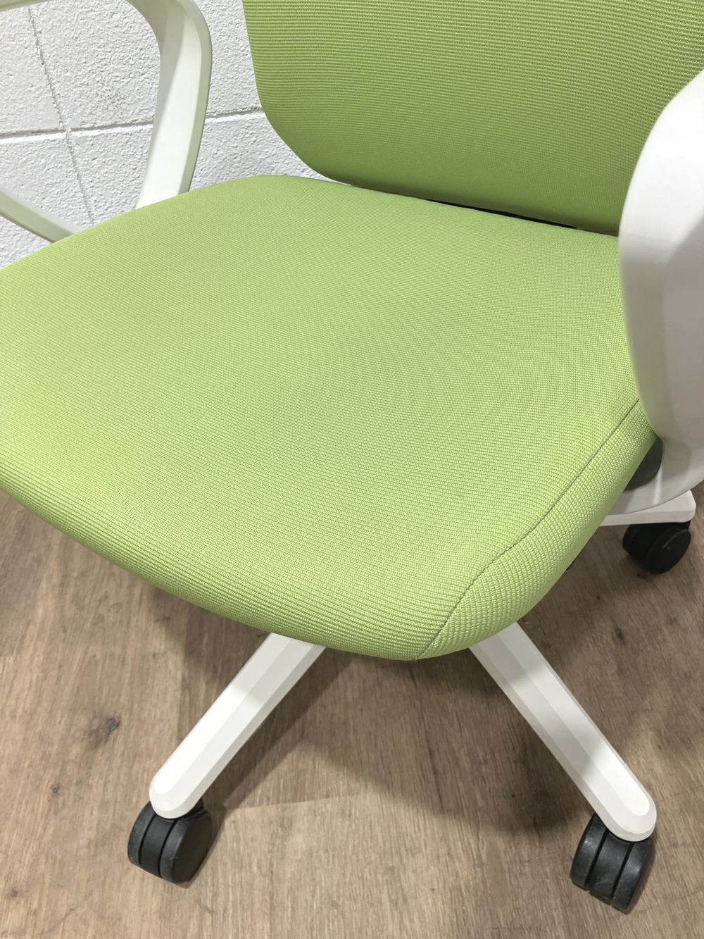 ライオン固定肘付バーサルチェア 商品画像4