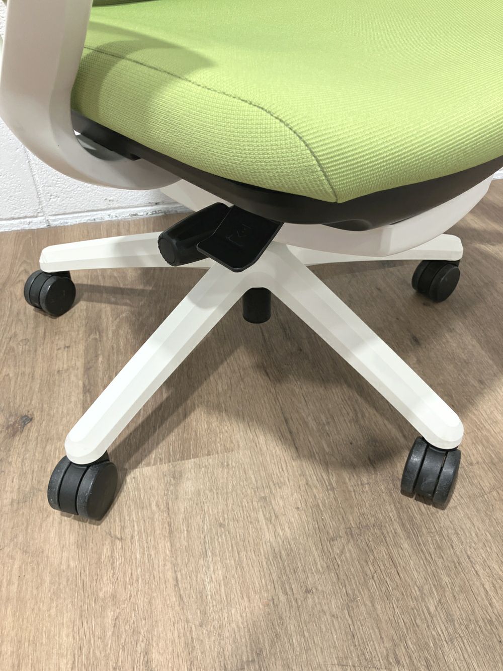 ライオン固定肘付バーサルチェア 商品画像7