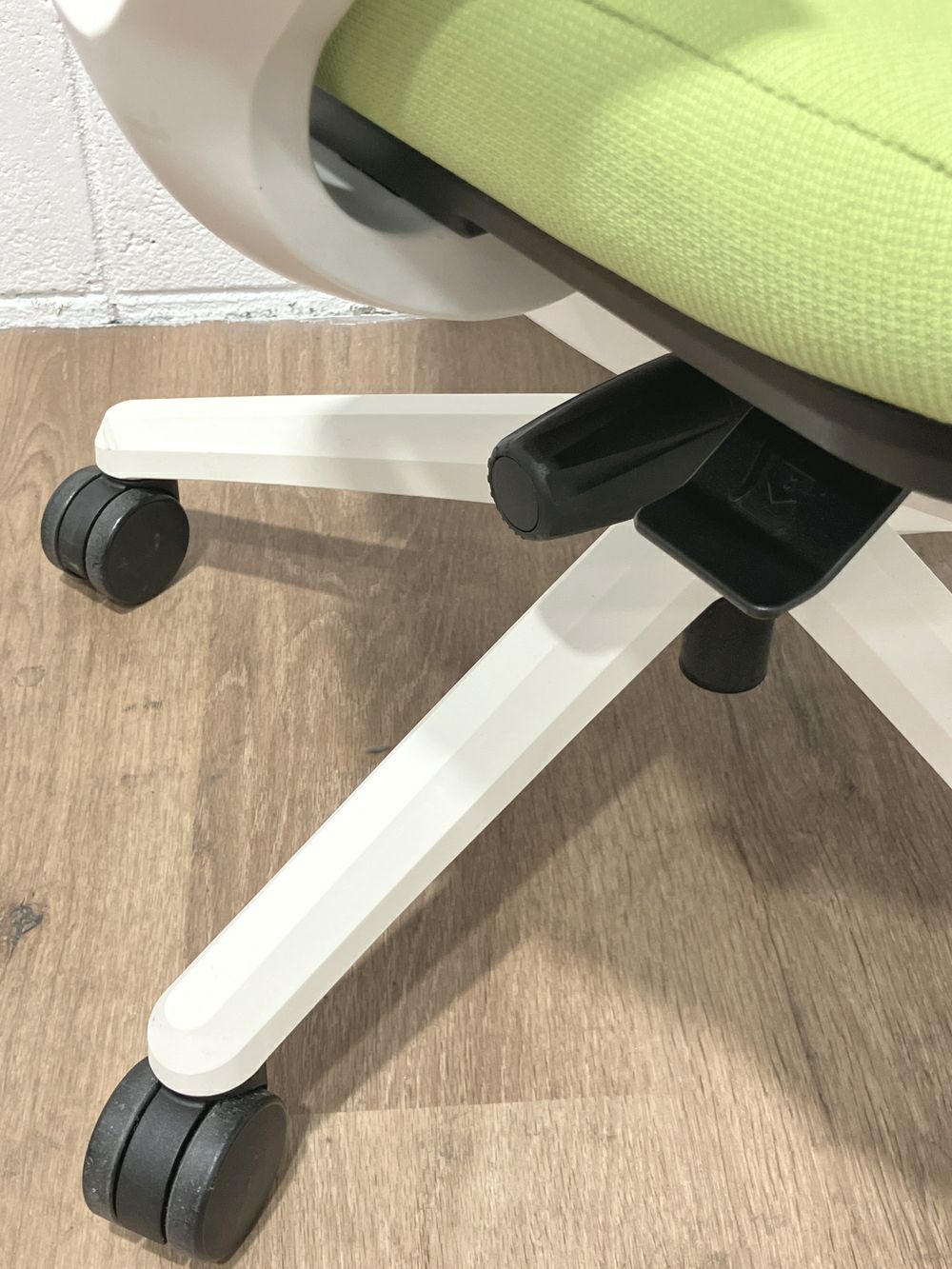 ライオン固定肘付バーサルチェア 商品画像8