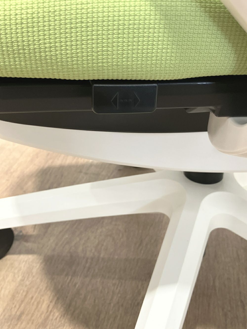 ライオン固定肘付バーサルチェア 商品画像9