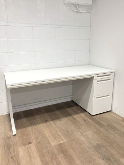 オカムラADVANCE（アドバンス）シリーズ 1600片袖デスク 商品画像1