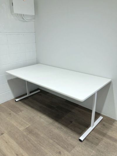ミーティングテーブル