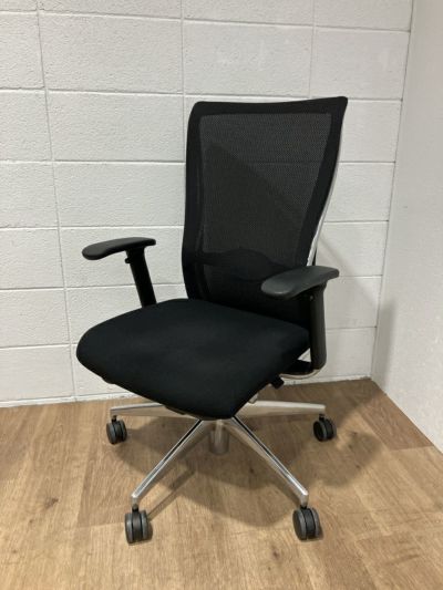 コクヨフォスター（FOSTER）シリーズ 可動肘付フォスターチェア 商品画像1