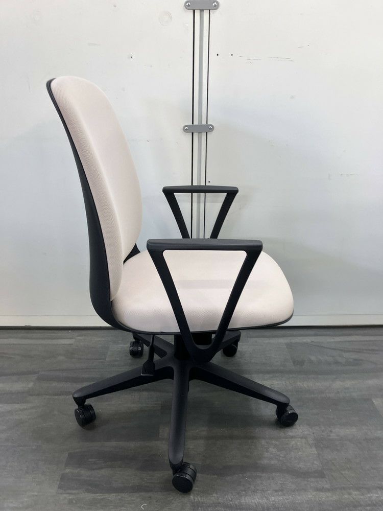 イトーキトルテUシリーズ 固定肘付トルテUチェア 商品画像5