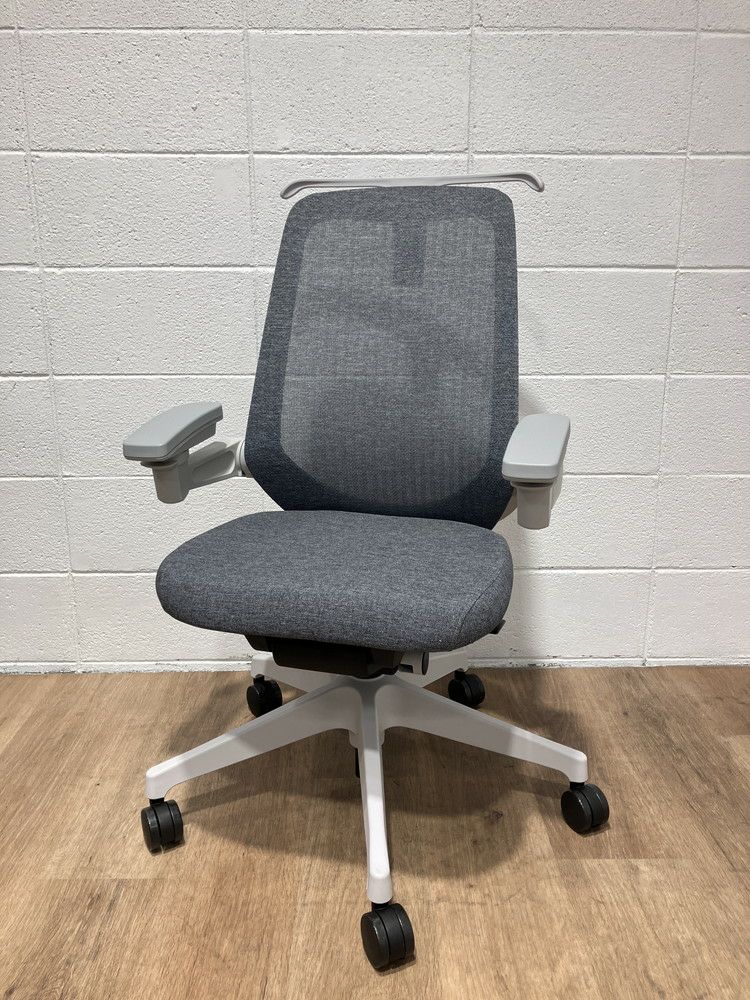 イトーキノート(nort)チェア 可動肘付ノートチェア 商品画像1