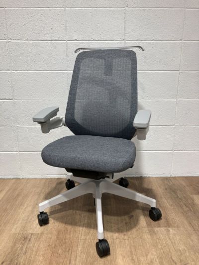 イトーキノート(nort)チェア 可動肘付ノートチェア 商品画像1