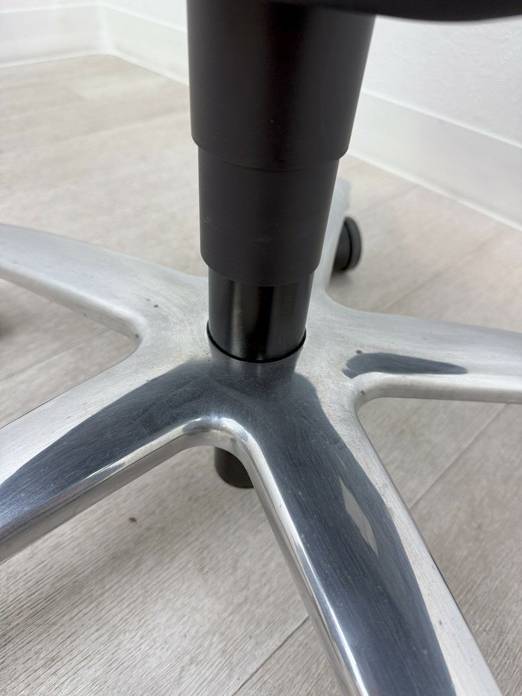 コクヨマネージメントチェア フィロソフィーシリーズ 固定肘付フィロソフィーチェア 商品画像20