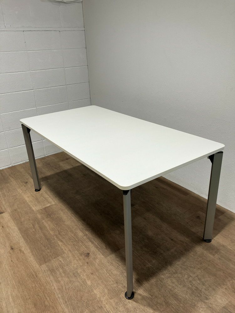 イトーキDEシリーズ ミーティングテーブル 商品画像1