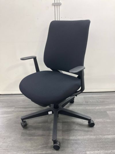 コクヨMitra2（ミトラ2）チェア 固定肘付ミトラ2チェア 商品画像1