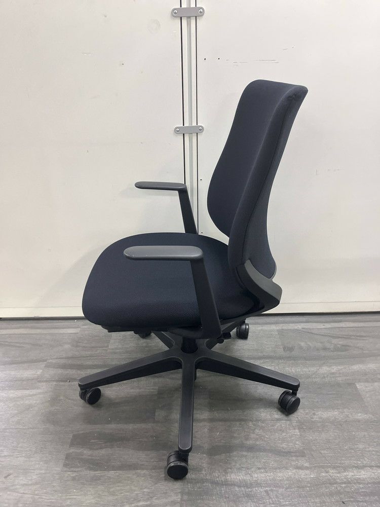 コクヨMitra2（ミトラ2）チェア 固定肘付ミトラ2チェア 商品画像3