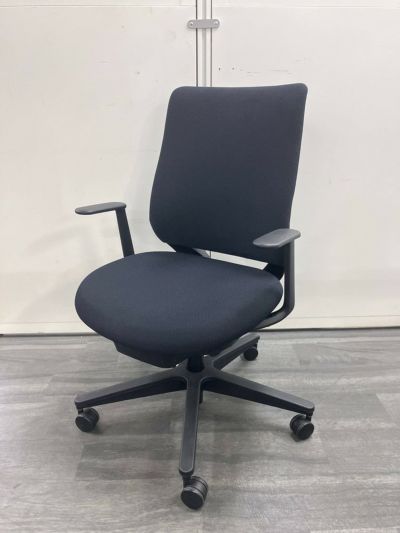 コクヨMitra2（ミトラ2）チェア 固定肘付ミトラ2チェア 商品画像1