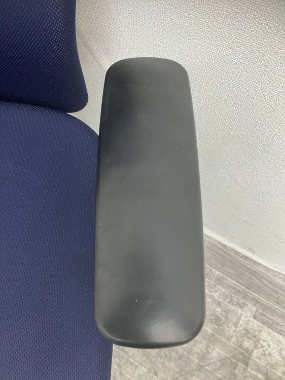 オカムラCarrozza(カロッツァ)チェア 可動肘付カロッツァチェア 商品画像4