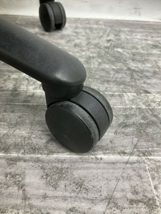 オカムラCarrozza(カロッツァ)チェア 可動肘付カロッツァチェア 商品画像6