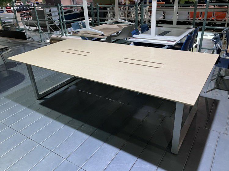 イトーキインフューズシリーズ 2400ミーティングテーブル 商品画像1