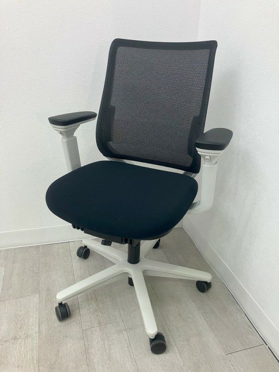 コクヨミトラチェア 可動肘付ミトラチェア 商品画像1