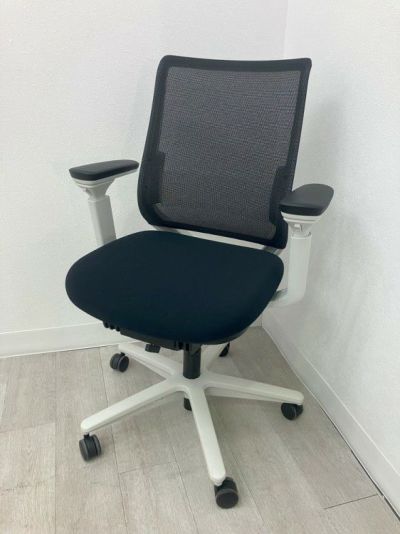 コクヨミトラチェア 可動肘付ミトラチェア 商品画像1