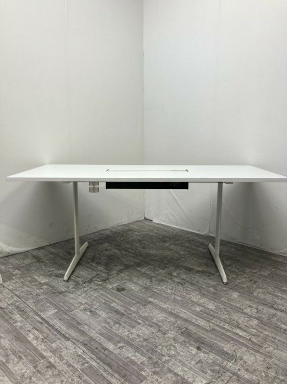 オカムラブレスタシリーズ 1750ミーティングテーブル 商品画像1