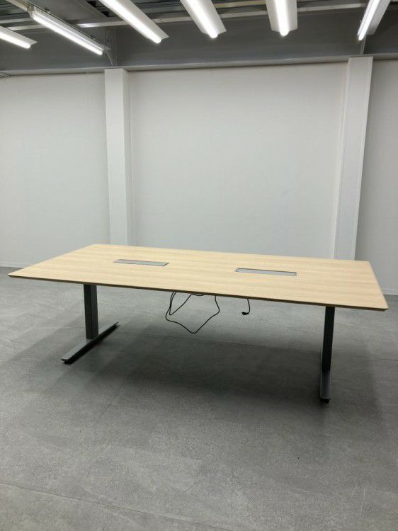 オカムラSwift(スイフト)シリーズ 電動昇降式2400ミーティングテーブル 商品画像1