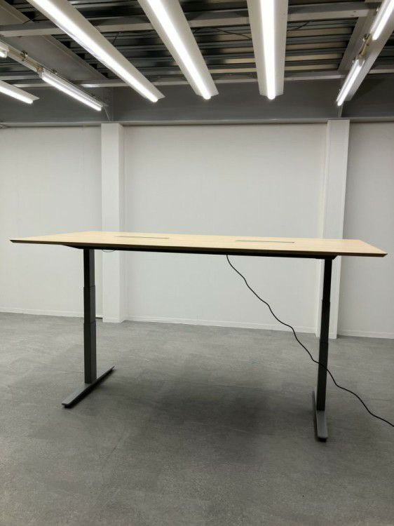 オカムラSwift(スイフト)シリーズ 電動昇降式2400ミーティングテーブル 商品画像9