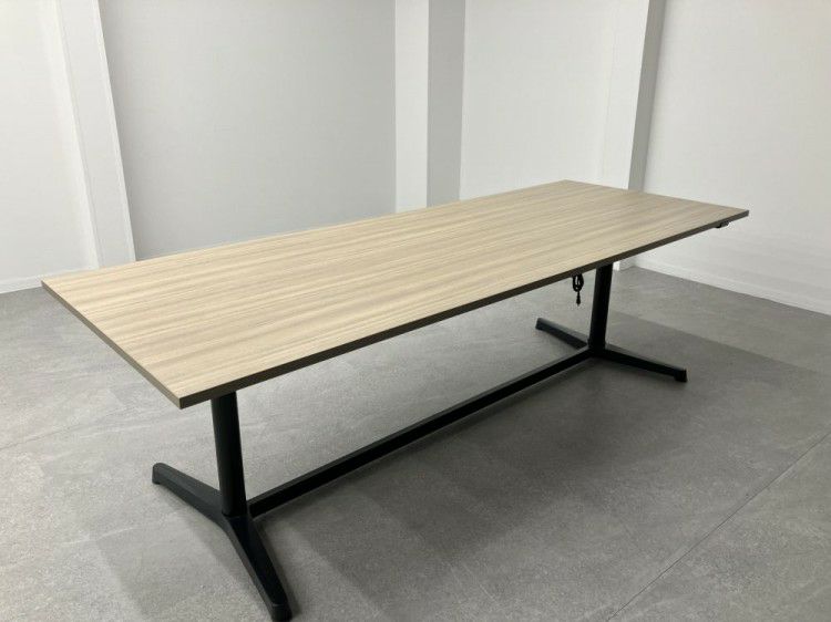 イトーキtoiro(トイロ)シリーズ 電動昇降式2400ミーティングテーブル 商品画像1