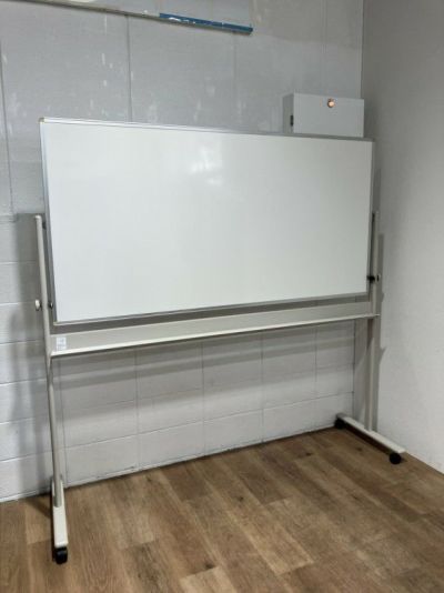 イトーキ脚付ホワイトボード 商品画像1