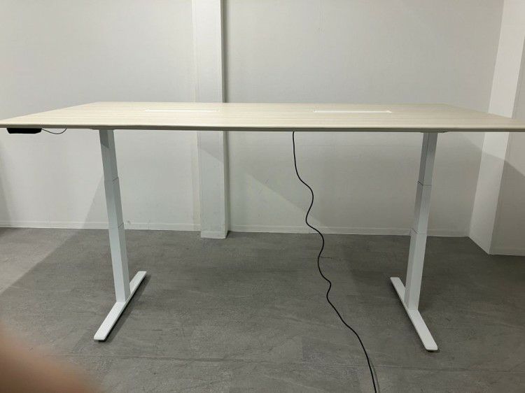 オカムラSwift(スイフト)シリーズ 電動昇降式2400ミーティングテーブル 商品画像2