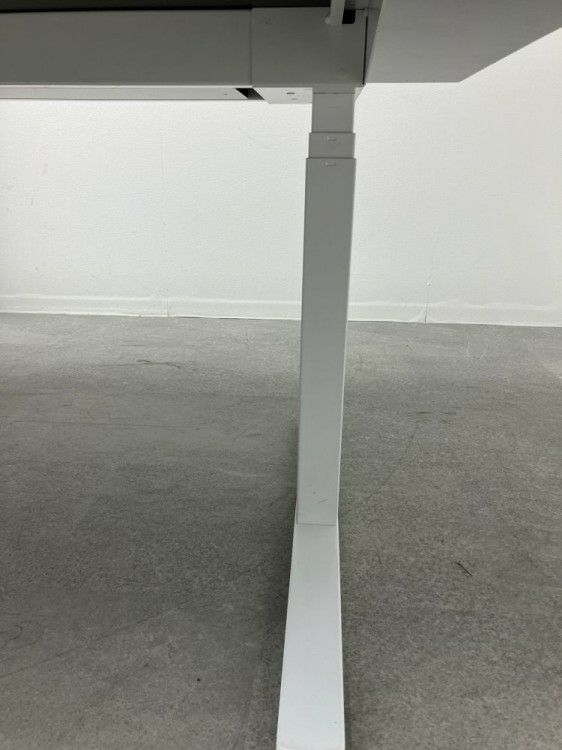 オカムラSwift(スイフト)シリーズ 電動昇降式2400ミーティングテーブル 商品画像7